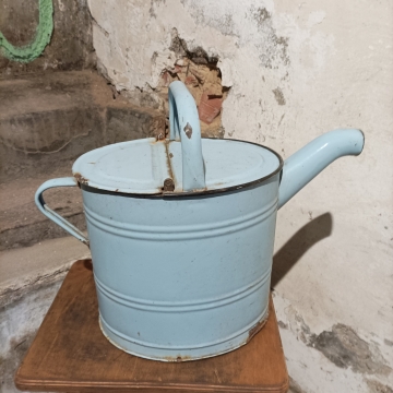 Stará smaltovaná konvička