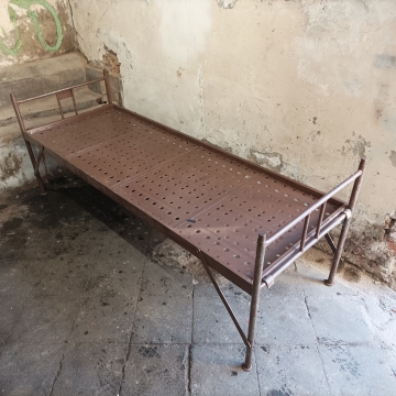 Vojenská skládací postel